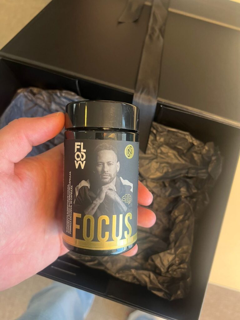 Felipe Costa segurando Focus Floow