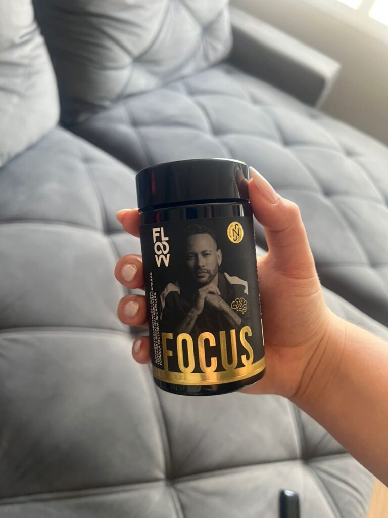 Juliana Mendes segurando Focus Floow